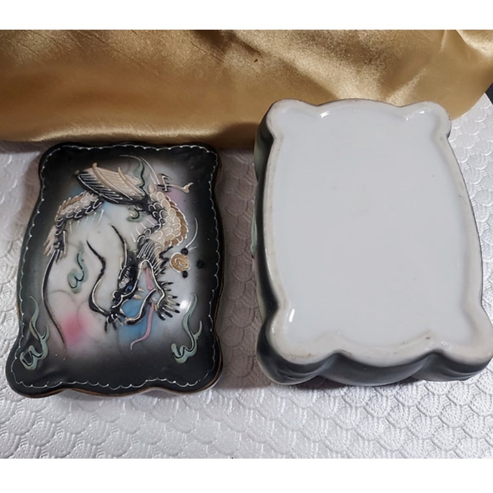 1930’s Moriage Dragonware Porcelain dresser lidded jewelry box w/2 small… - Picture 6 of 8